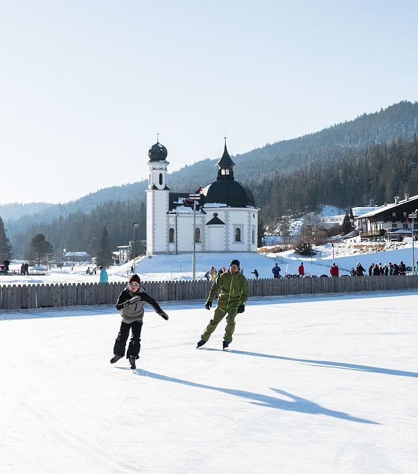 Eislaufen am Seekirchl - Papa mit Sohn