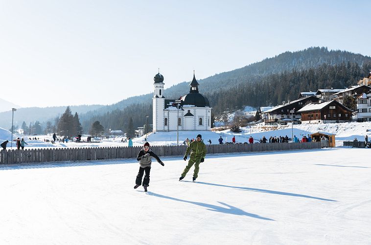 Eislaufen am Seekirchl - Papa mit Sohn