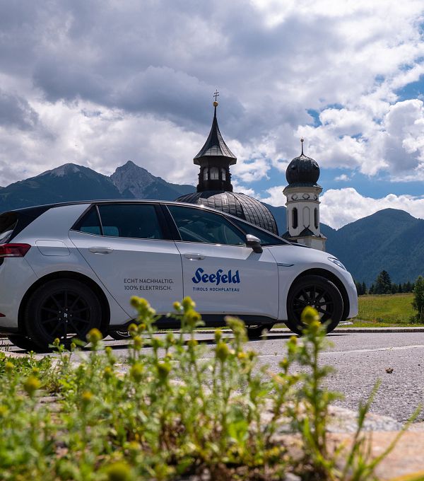 Elektroauto vor dem Seekirchl