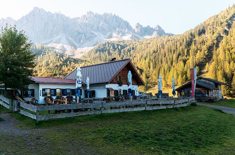 Eppzirler Alm bei herbstlichem Sonnenaufgang