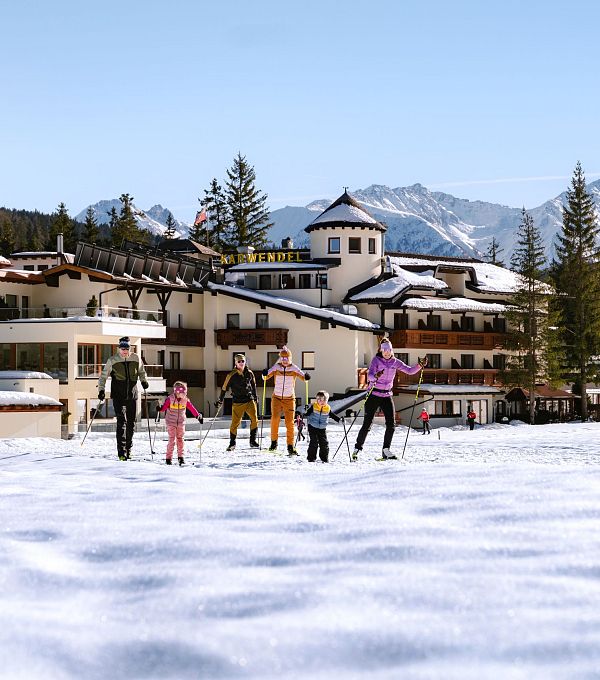 Familie beim Langlaufen auf der A5 Obern Loipe in Leutasch