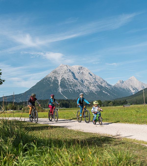 Familie beim Radfahren - Leutasch