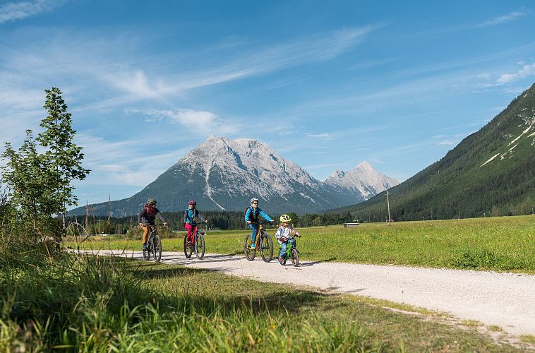 Familie beim Radfahren - Leutasch