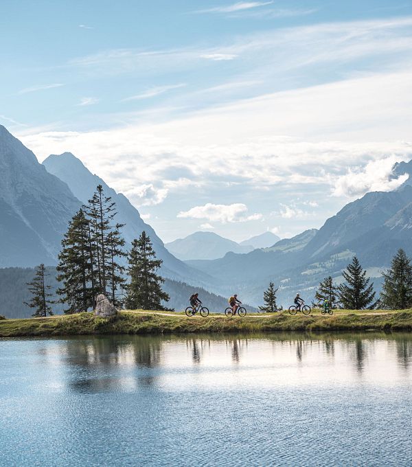 familie-beim-radfahren-um-den-kaltwassersee-seefeld-1-1