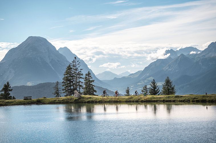 Familie beim Radfahren um den Kaltwassersee - Seefeld (1)