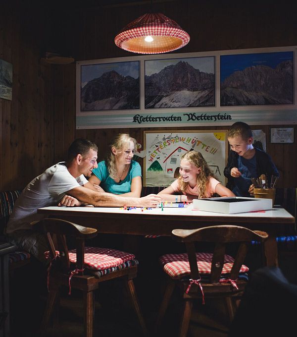 familie-beim-spielen-wettersteinhuette-leutasch-2