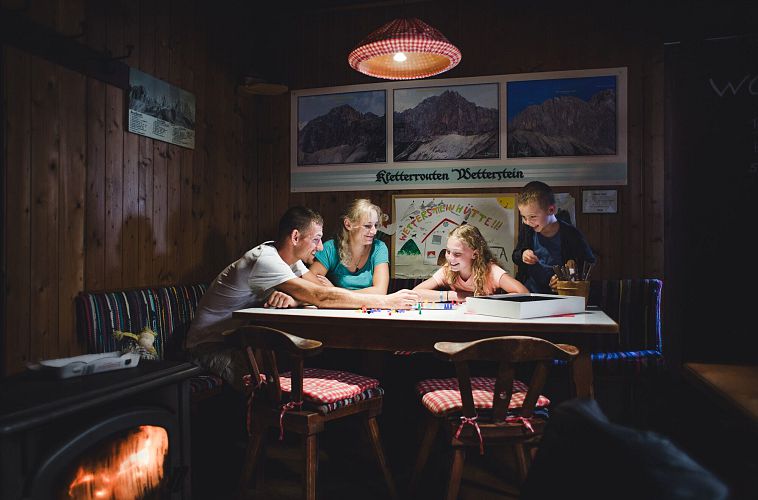 familie-beim-spielen-wettersteinhuette-leutasch