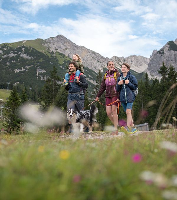 familie-beim-wandern-am-kaltwassersee-seefeld-1-kopie-1