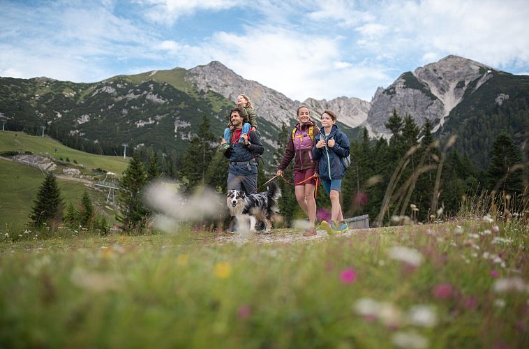 Familie beim Wandern am Kaltwassersee - Seefeld (1) Kopie