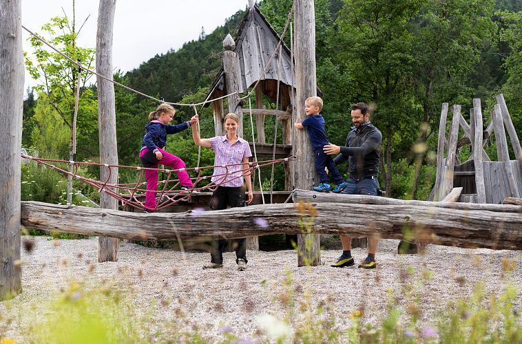 familie-im-naturpark-karwendel-im-spielplatz-beim-museum-holzerhuette-6