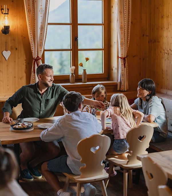 Familie in der Region Seefeld - Essen auf der Alm