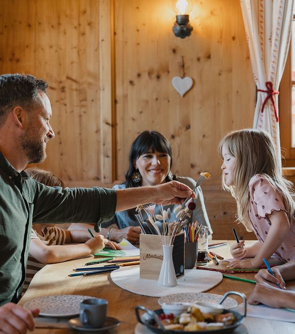 familie-in-der-region-seefeld-essen-auf-der-alm-kaiserschmarrn-1