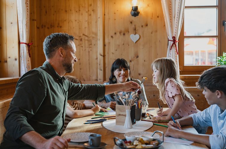 Familie in der Region Seefeld - Essen auf der Alm - Kaiserschmarrn