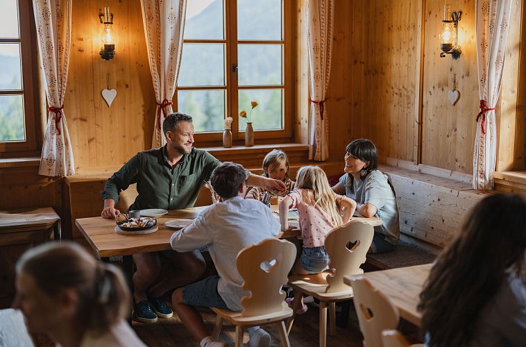 familie-in-der-region-seefeld-essen-auf-der-alm