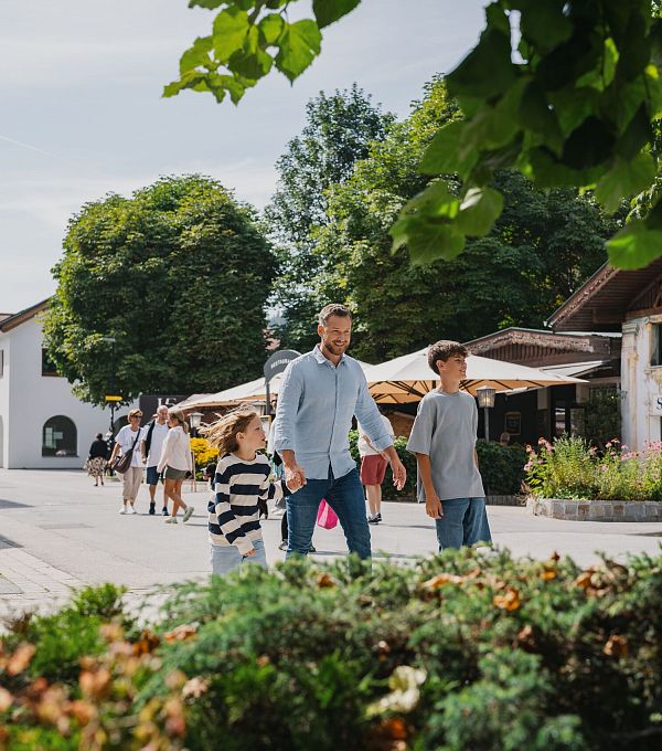 Familie in Seefeld - Bummel durch die Fussgaengerzone Seefeld - Vater mit Soehnen