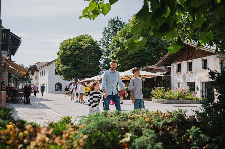 Familie in Seefeld - Bummel durch die Fussgaengerzone Seefeld - Vater mit Soehnen