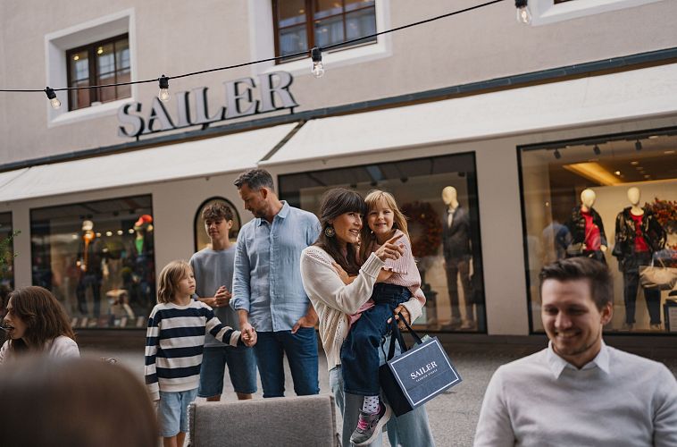Familie in Seefeld - Bummel in der Fussgaengerzone Seefeld