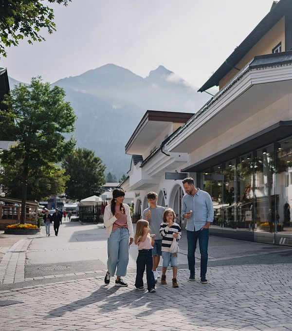 Familie in Seefeld - Bummeln und Eisessen in der Fussgaengerzone Seefeld