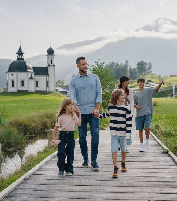 familie-vor-dem-seekirchl-im-sommer-1-1