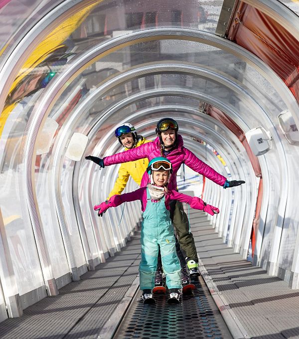 Familien-Skifahren in der Region Seefeld - Familie auf dem Zauberteppich am Birkenlift