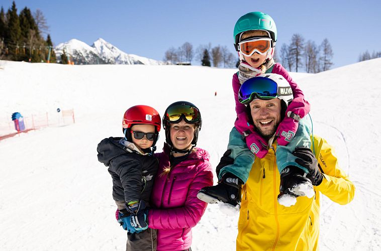 familien-skifahren-in-der-region-seefeld-familien-portrait-birkenlift-2