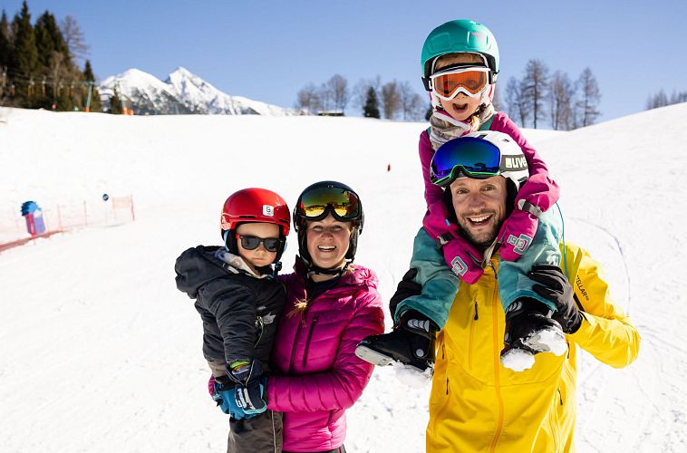 familien-skifahren-in-der-region-seefeld-familien-portrait-birkenlift