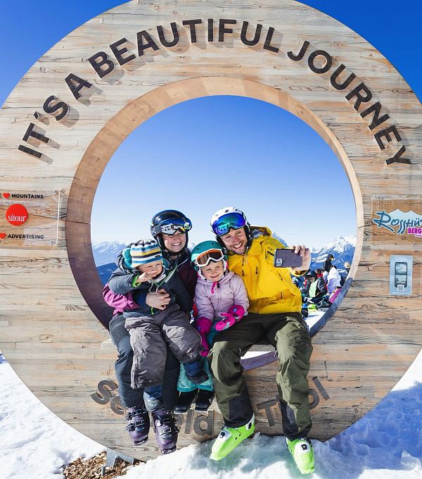 familien-skifahren-in-der-region-seefeld-gemeinsames-familien-selfie-auf-der-rosshuette-seefeld