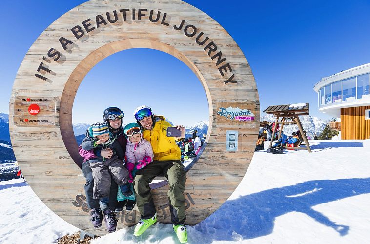 familien-skifahren-in-der-region-seefeld-gemeinsames-familien-selfie-auf-der-rosshuette-seefeld