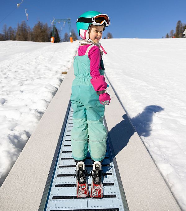 Familien-Skifahren in der Region Seefeld Kind auf dem Zauberteppich