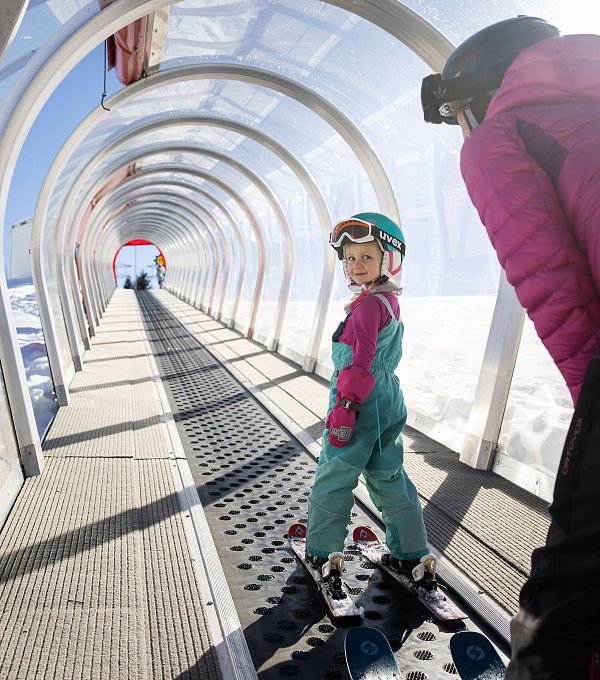 Familien-Skifahren in der Region Seefeld - Mama und Tochter auf dem Zauberteppich am Birkenlift