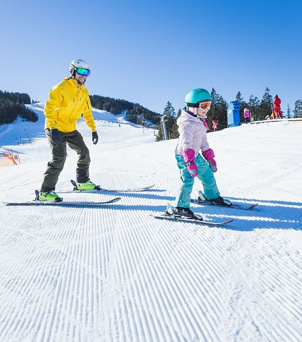 familien-skifahren-in-der-region-seefeld-vater-und-tochter-im-kinder-skigebiet-gschwandtkopf-seefeld-7