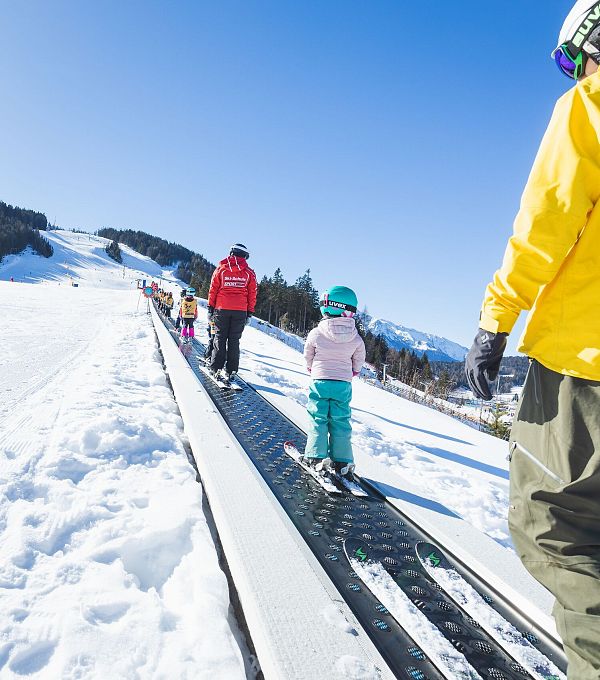 Familien-Skifahren in der Region Seefeld - Zauberteppich im Kinder-Skigebiet Gschwandtkopf - Seefeld