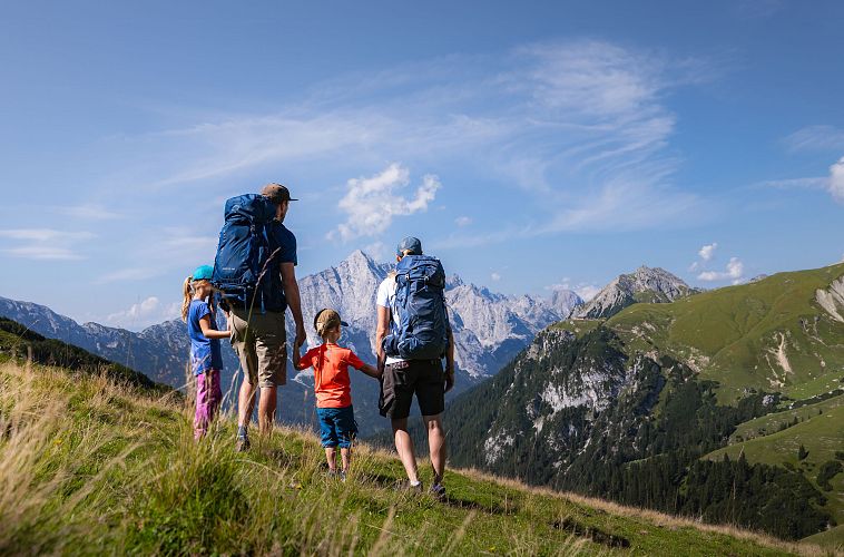 Familien-Weitwanderung im Gaistal - Familie auf grüner Wiese mit Hoher Wand im Hintergrund