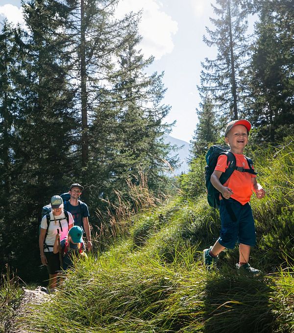 Familien-Weitwanderung im Gaistal - Wurziger Steig - Sohn läuft vorraus und lacht