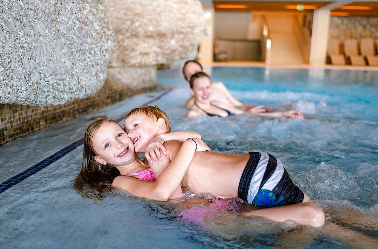 Familien-Winterurlaub in der Region Seefeld - Familie im Olympiabad Seefeld