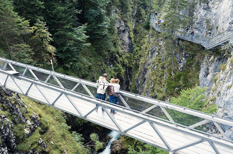 familienurlaub-in-der-region-seefeld-drohnenaufnahme-familie-in-der-geisterklamm-leutasch-1