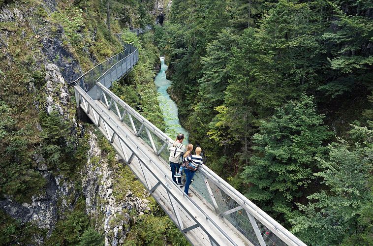 Familienurlaub in der Region Seefeld - Drohnenaufnahme Familie in der Geisterklamm Leutasch (3)