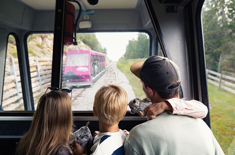 Familienurlaub in der Region Seefeld - Familie in der Standseilbahn Rosshütte in Seefeld