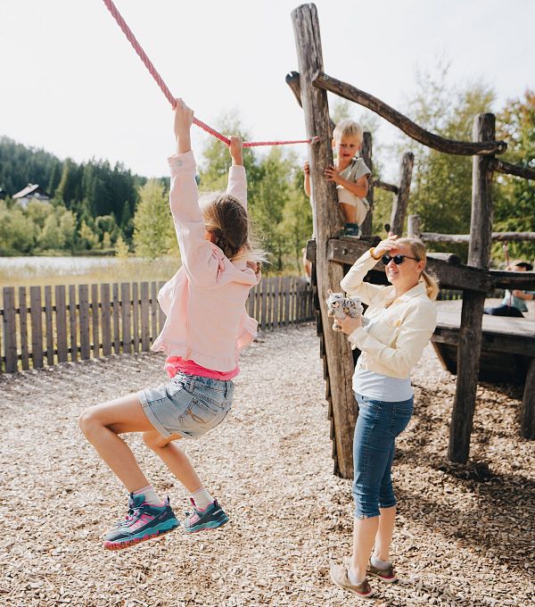 Familienurlaub in der Region Seefeld - Kinder auf dem Spielplatz bei der Strandperle Seefeld (1)