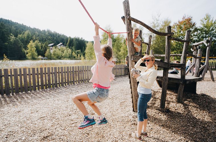Familienurlaub in der Region Seefeld - Kinder auf dem Spielplatz bei der Strandperle Seefeld (1)