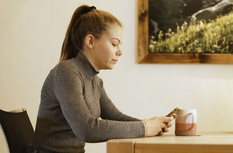 Frau mit Smartphone Indoor
