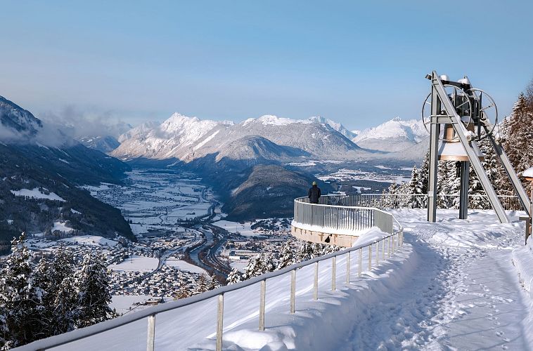 Friedensglocke in Mösern in tief verschneiter Winterlandschaft