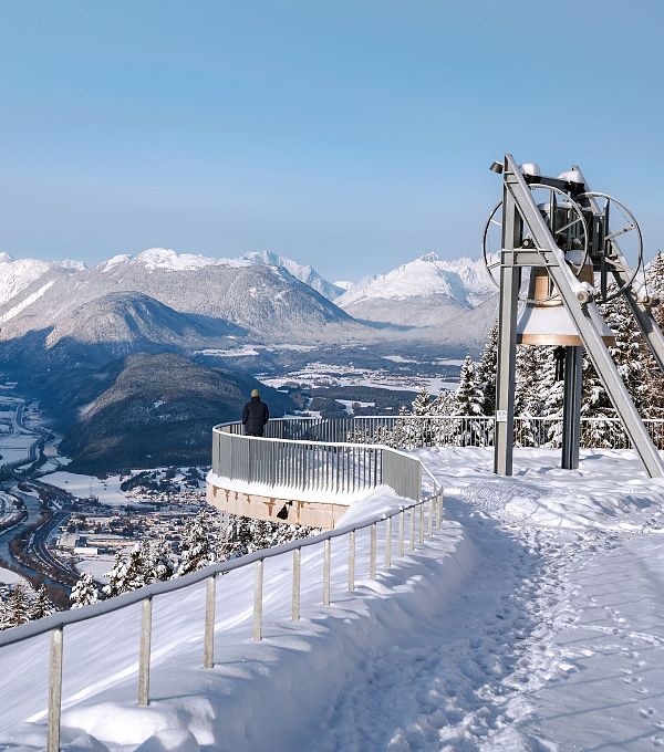 Friedensglocke in Mösern in tief verschneiter Winterlandschaft