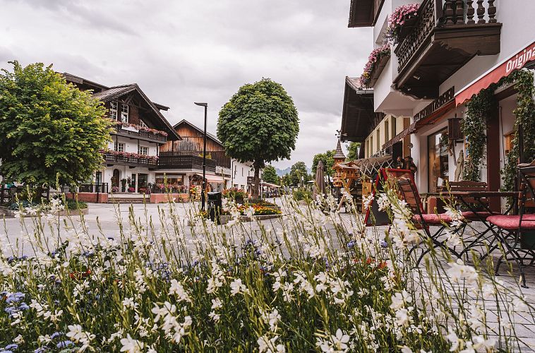 fussgaengerzone-seefeld-im-sommer