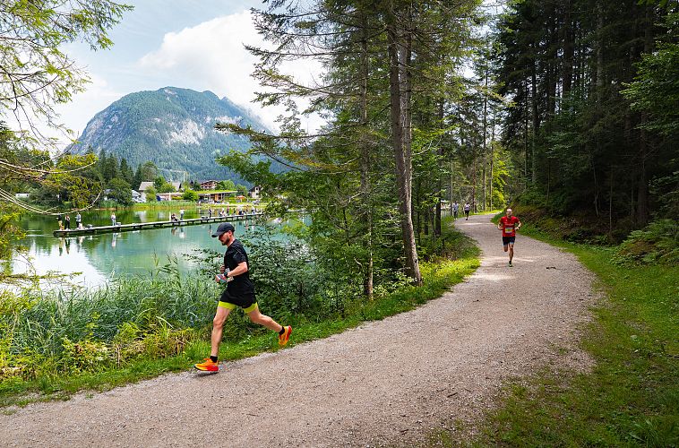 ganghofertrail-2026-zwei-laeufer-in-der-kurve-bei-weidachsee