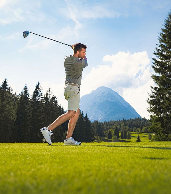 Golfen im GC Wildmoos im Sommer_Golfer bei Abschlag vor Hohe Munde