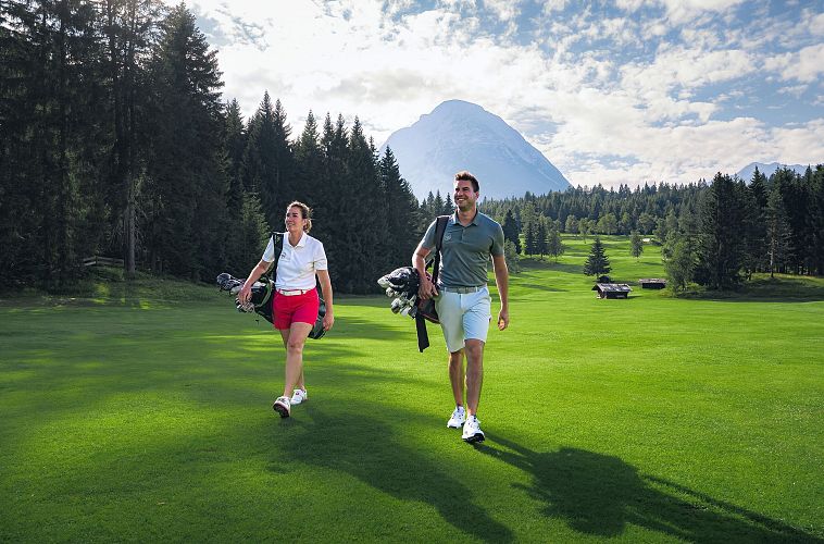 Golfen im Golfclub Wildmoos im Sommer