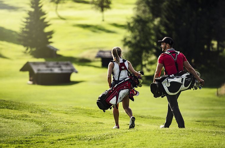 Golfer mitGolfbag Seefeld