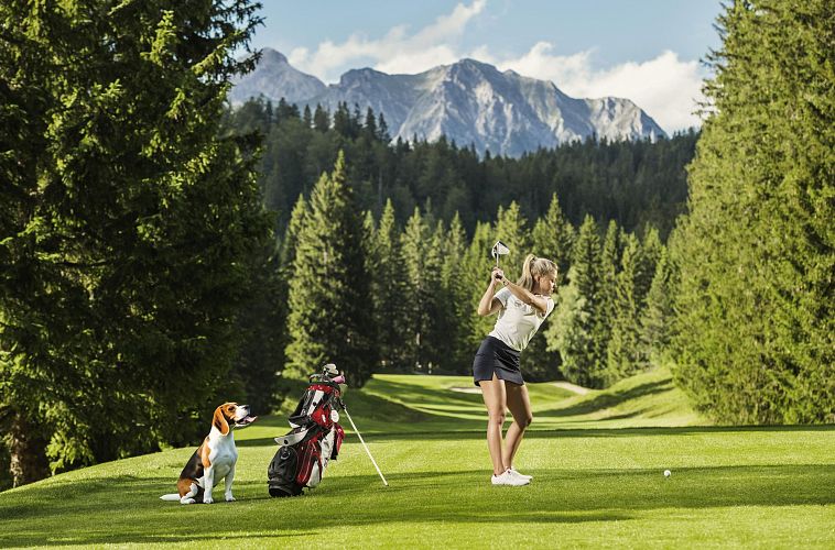 golferin-beim-schlag-seefeld-beagle
