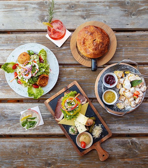Hämmermoosalm im Sommer_Bettljause, Knödel mit Salat, Zwiebelsuppe, Kaiserschmarrn und Drinks_Vogelperpektive